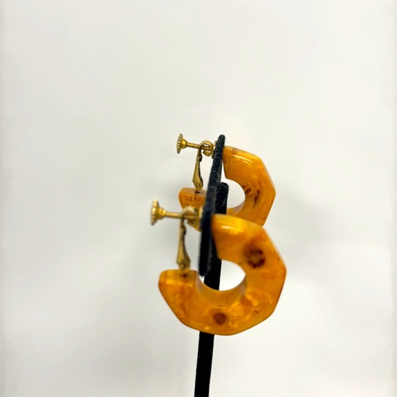 Vintage US Patent Number 3.176.475 Gold Tone Amber Screw Back Hoop Earrings - Picture 8 of 16